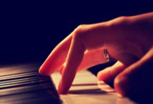 华体会：3月19日，主教练伊万科维奇携王大雷参加赛前新闻发布会.